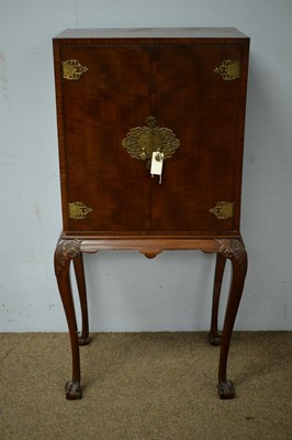 Lot 53 - 20th C mahogany cocktail cabinet in the Chinese style.