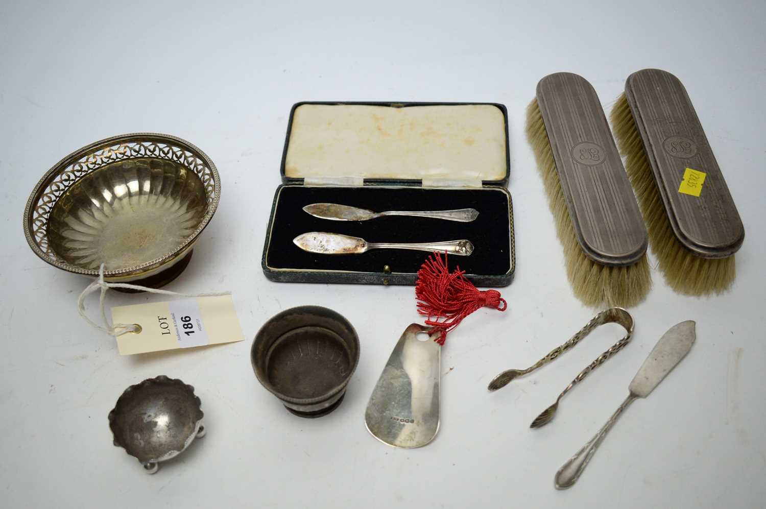 Lot 186 - A selection of silver items