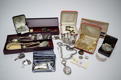 Lot 187 - A selection of silver and other costume jewellery