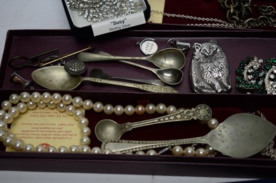 Lot 187 - A selection of silver and other costume jewellery