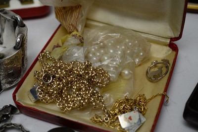 Lot 187 - A selection of silver and other costume jewellery
