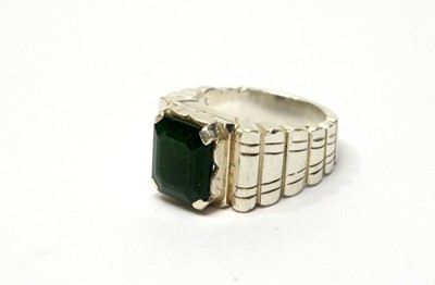 Lot 47 - An emerald ring