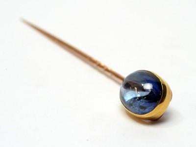 Lot 10 - A sapphire cabochon tie pin