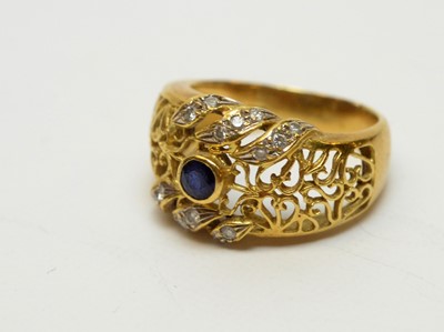 Lot 232 - A sapphire and diamond ring