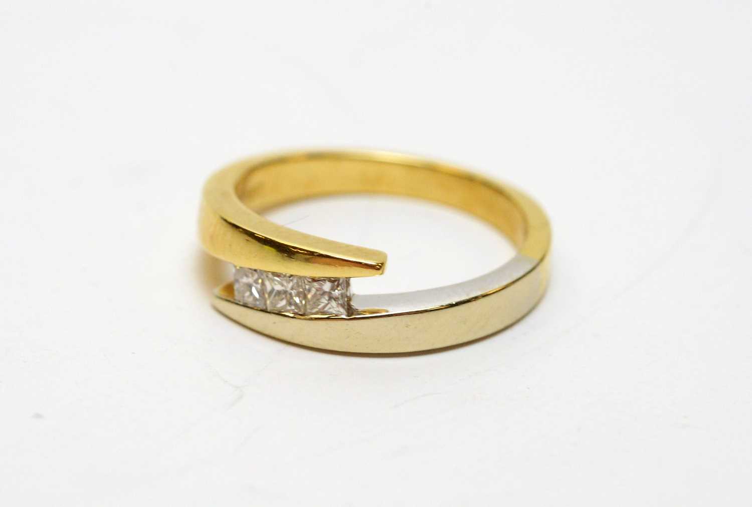 Lot 167 - Three stone diamond ring