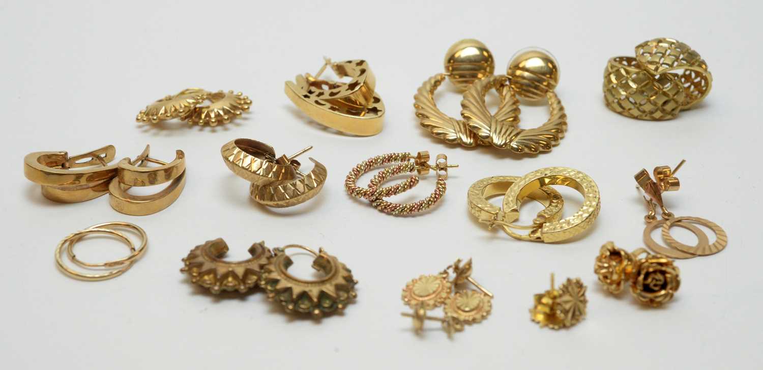 Lot 207 - Fourteen pairs of gold and yellow metal earrings