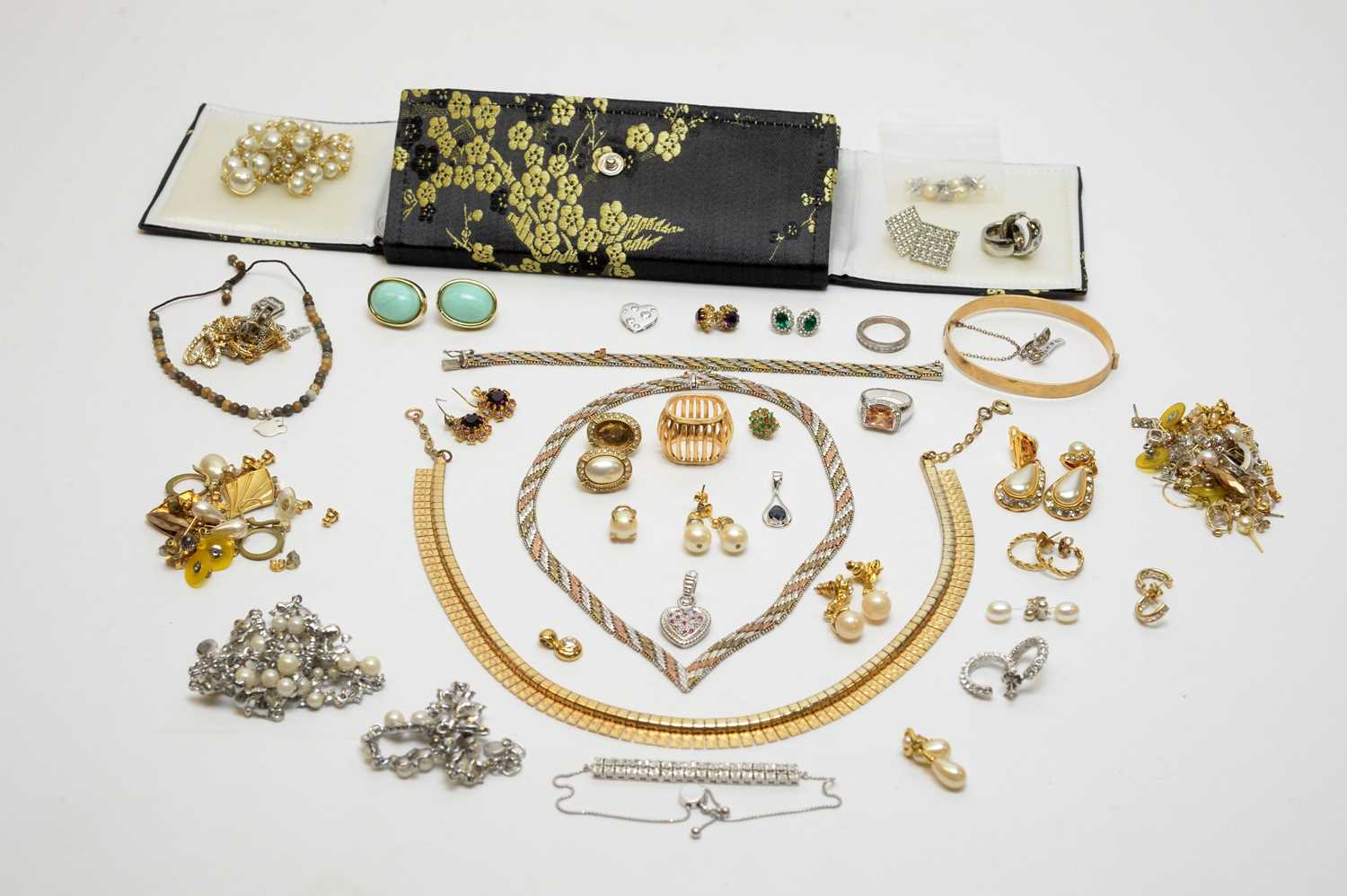Lot 211 - A selection of gold, yellow metal and gilt metal jewellery