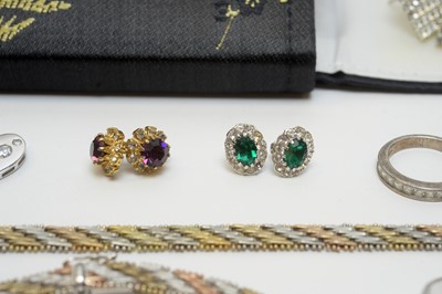 Lot 211 - A selection of gold, yellow metal and gilt metal jewellery