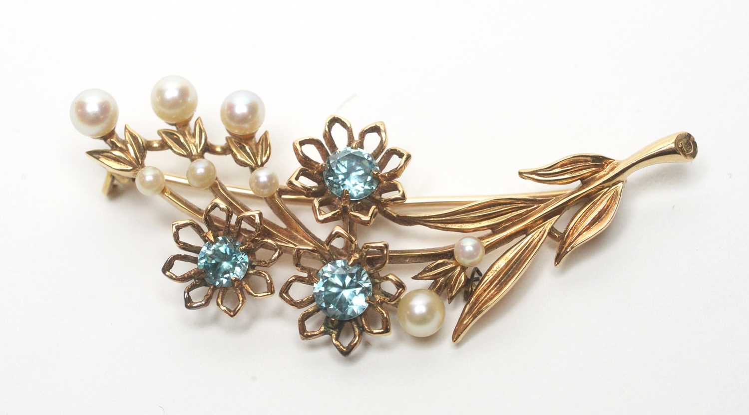 Lot 68 - A zircon and pearl brooch