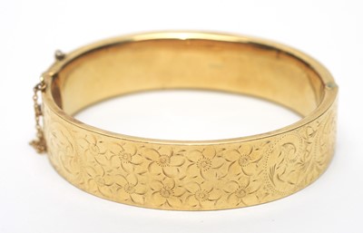 Lot 84 - A Victorian-style gold bangle
