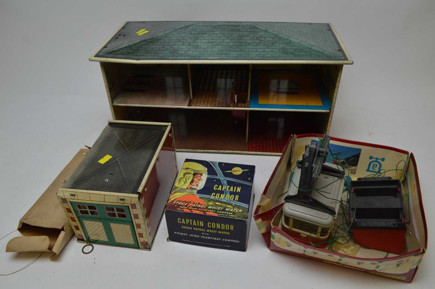 Lot 364 - Tin plate toys and other toys