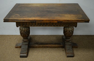 Lot 54 - Early 20th C oak draw leaf dining table.