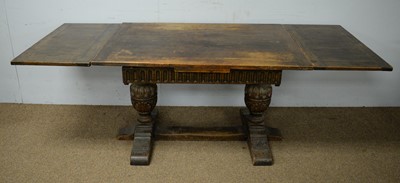 Lot 54 - Early 20th C oak draw leaf dining table.