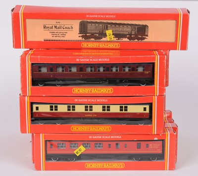 Lot 299 - Twnety-two Hornby 00-gauge coaches