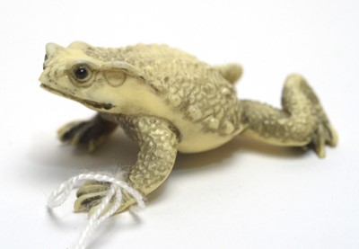 Lot 400 - Japanese toad netsuke