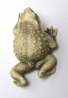 Lot 400 - Japanese toad netsuke