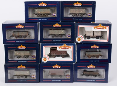 Lot 349 - Bachmann 00-gauge freight stock