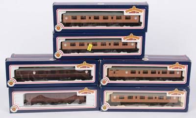 Lot 354 - Twelve Bachmann 00-gauge coaches and cars