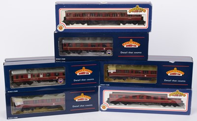 Lot 355 - Twelve Bachmann 00-gauge coaches and cars