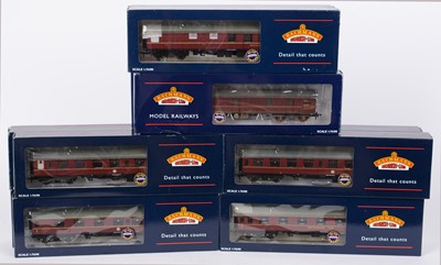 Lot 356 - Twelve Bachmann 00-gauge coaches and cars