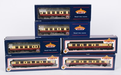 Lot 357 - Twelve Bachmann 00-gauge coaches and cars