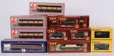 Lot 373 - A selection of 00-gauge rolling stock