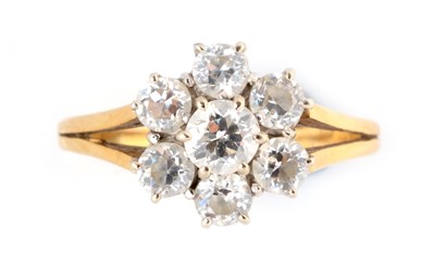 Lot 104 - A diamond cluster ring