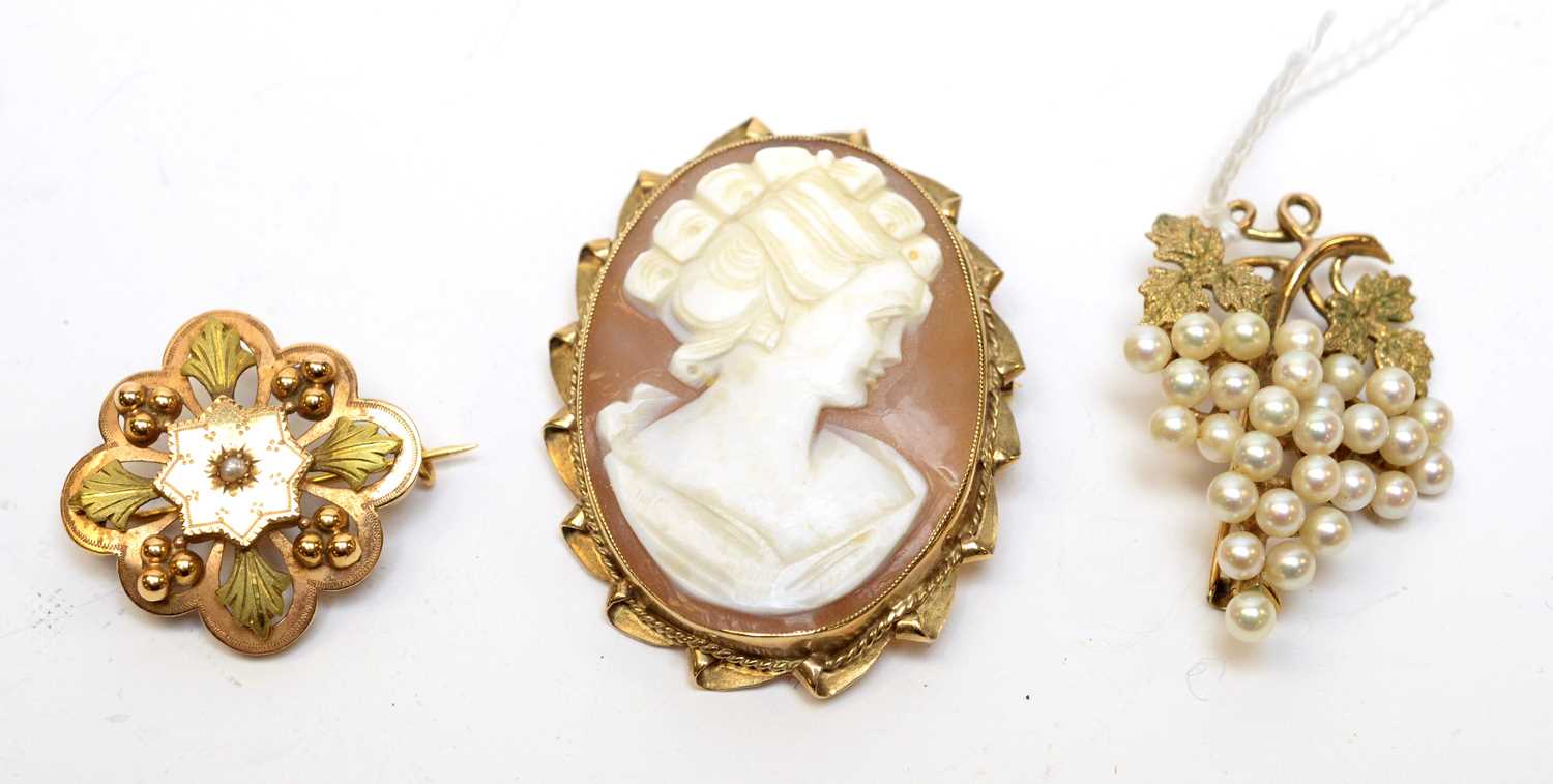 Lot 4 - Three vintage 9ct gold brooches.