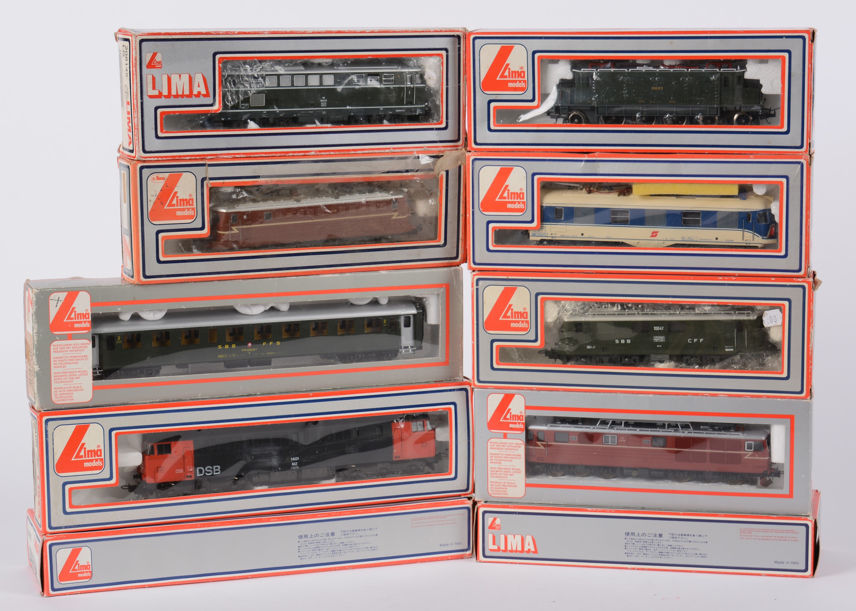 Lot 39 - LIMA HO-gauge locomotive and carriages.