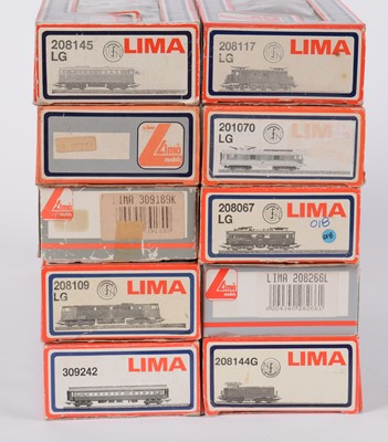 Lot 39 - LIMA HO-gauge locomotive and carriages.