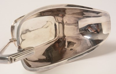 Lot 201 - An Art Deco silver gravy boat