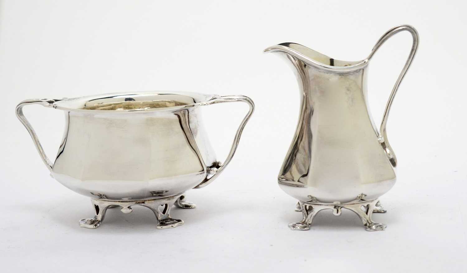 Lot 179 - A George V silver sugar bowl and cream jug