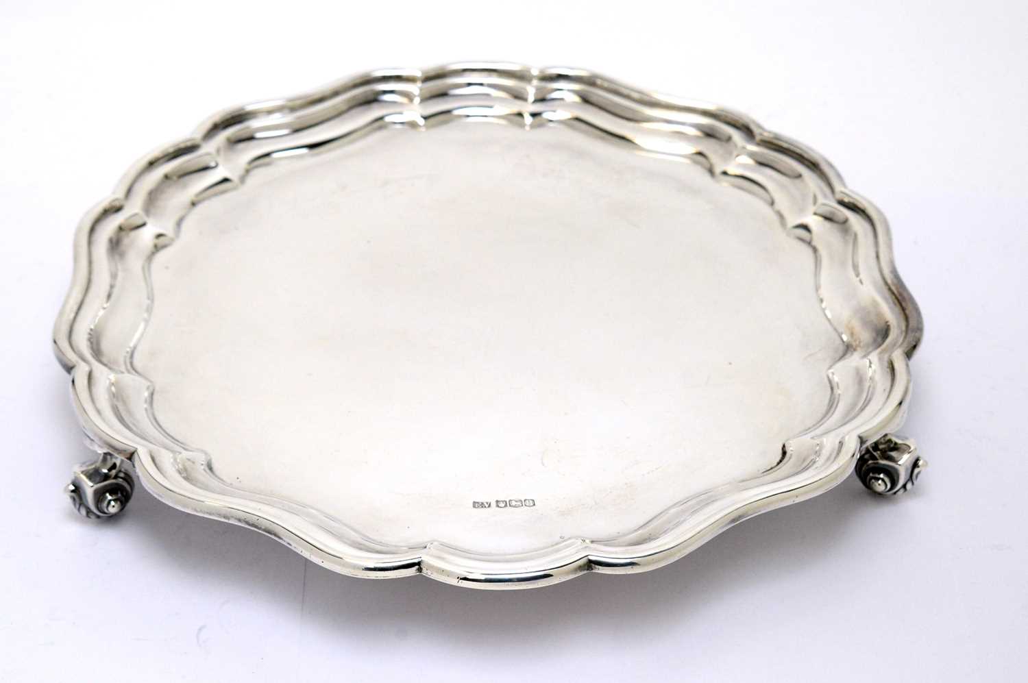 Lot 202 - A silver salver, by Edward Viners