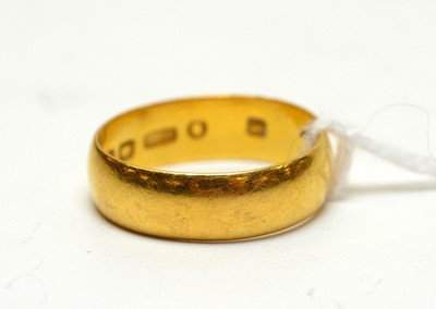 Lot 149 - A 22ct yellow gold wedding band