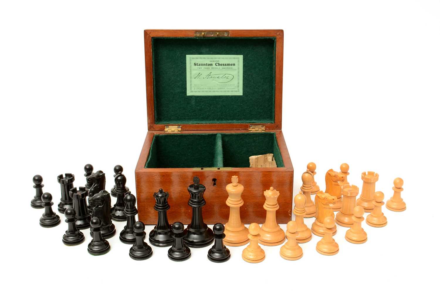 1203 - An early 20th Century cased Jacques Staunton chess set, 