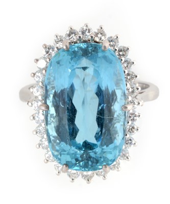 Lot 30 - An aquamarine and diamond cluster ring