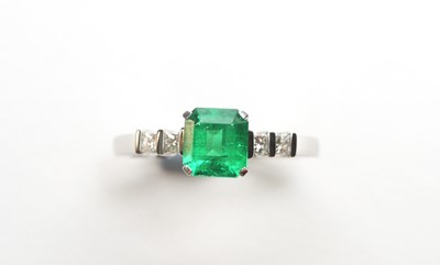 Lot 54 - An emerald and diamond ring