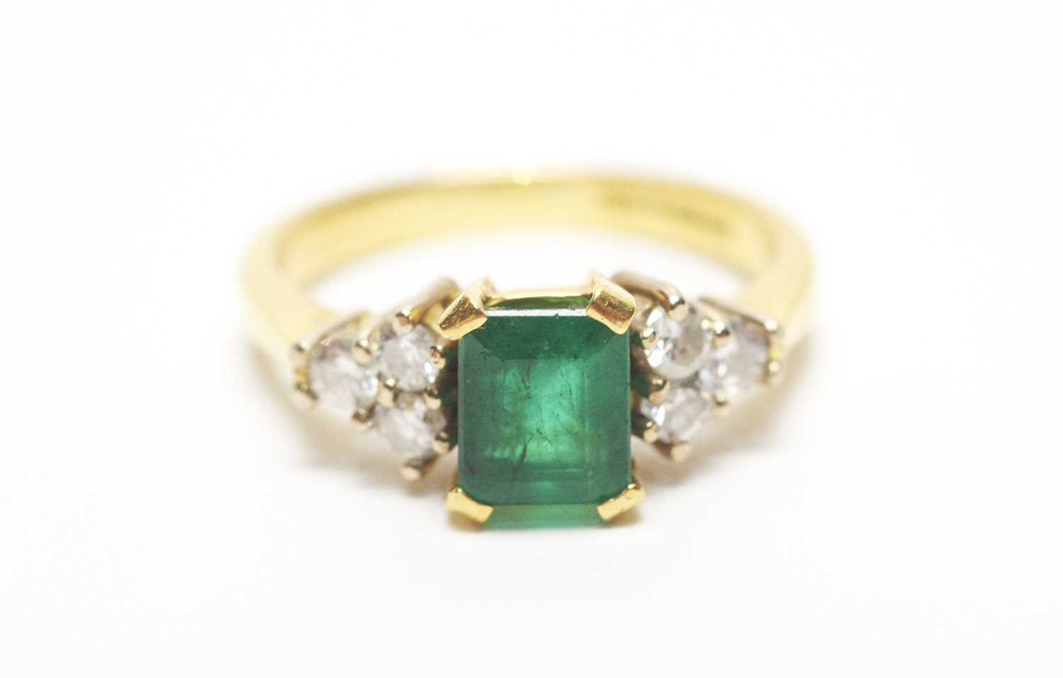 Lot 57 - An emerald and diamond ring