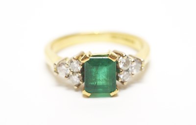 Lot 57 - An emerald and diamond ring