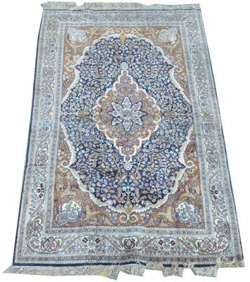 Lot 422 - A Kashan rug