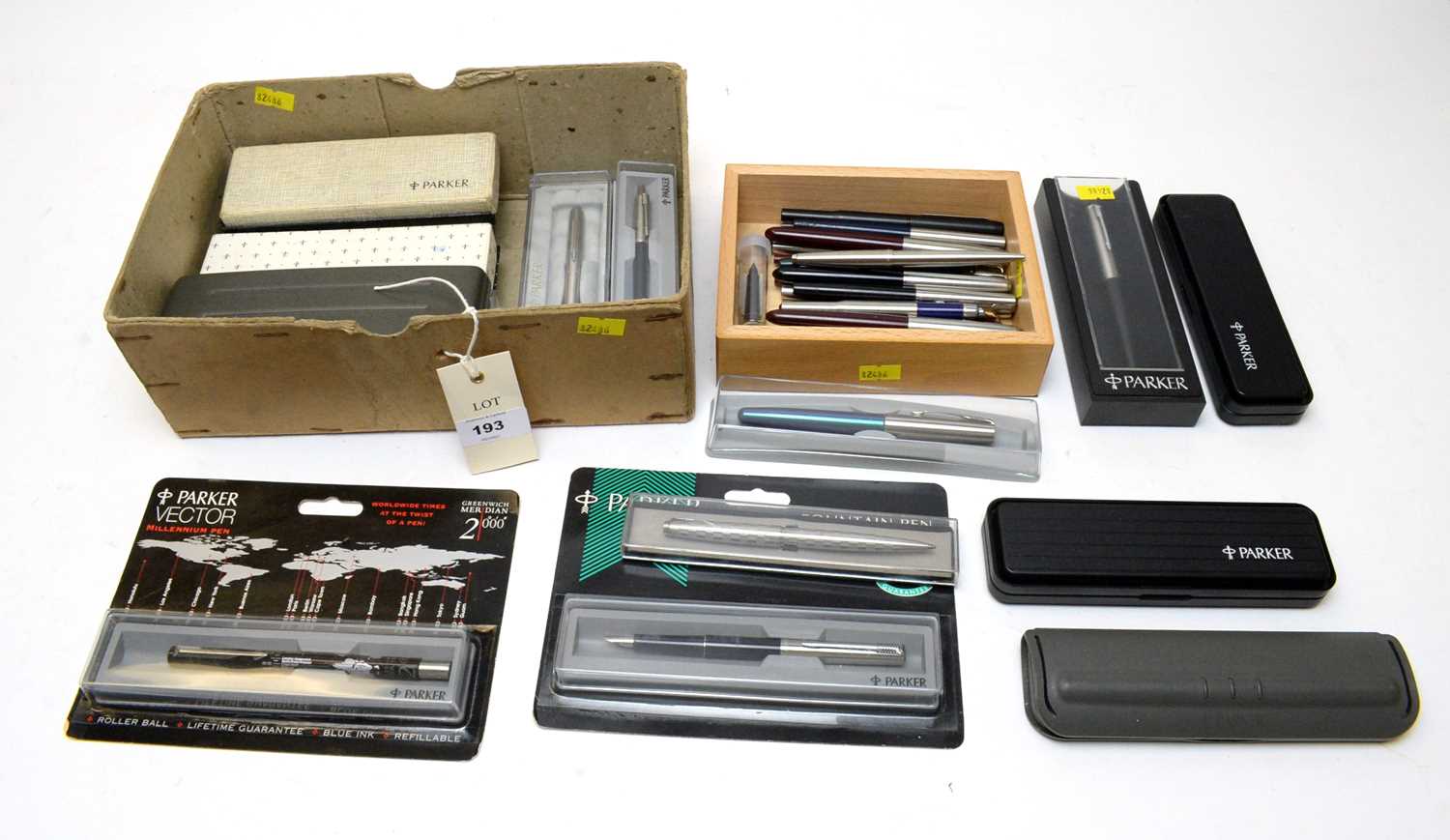Lot 193 - A large collection of vintage and modern Parker pens.