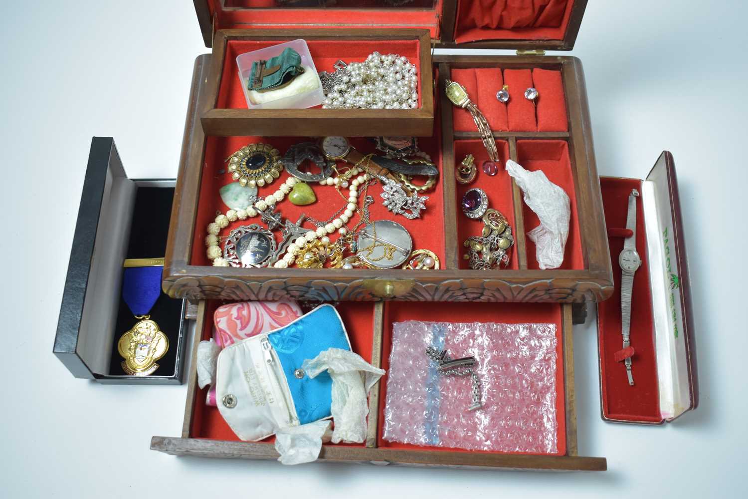 Lot 184 - A vintage jewellery box containing a quantity of vintage gold, silver and costume jewellery.