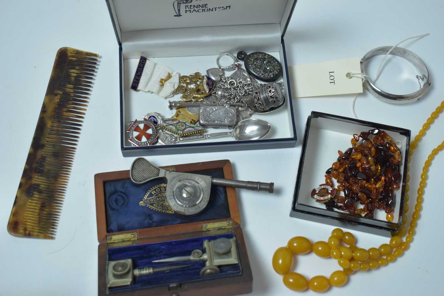 Lot 188 - A quantity of 19th Century and later costume jewellery and collectors' items.
