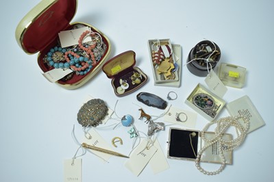 Lot 185 - A group of vintage costume jewellery