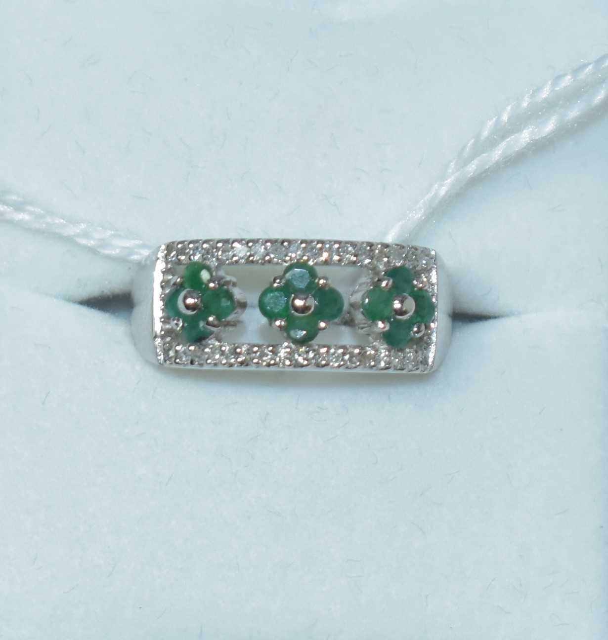 Lot 196 - A diamond and emerald dress ring