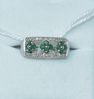Lot 196 - A diamond and emerald dress ring