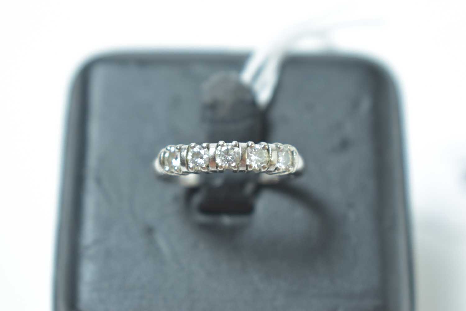 Lot 225 - A contemporary 18ct white gold and five stone diamond ring