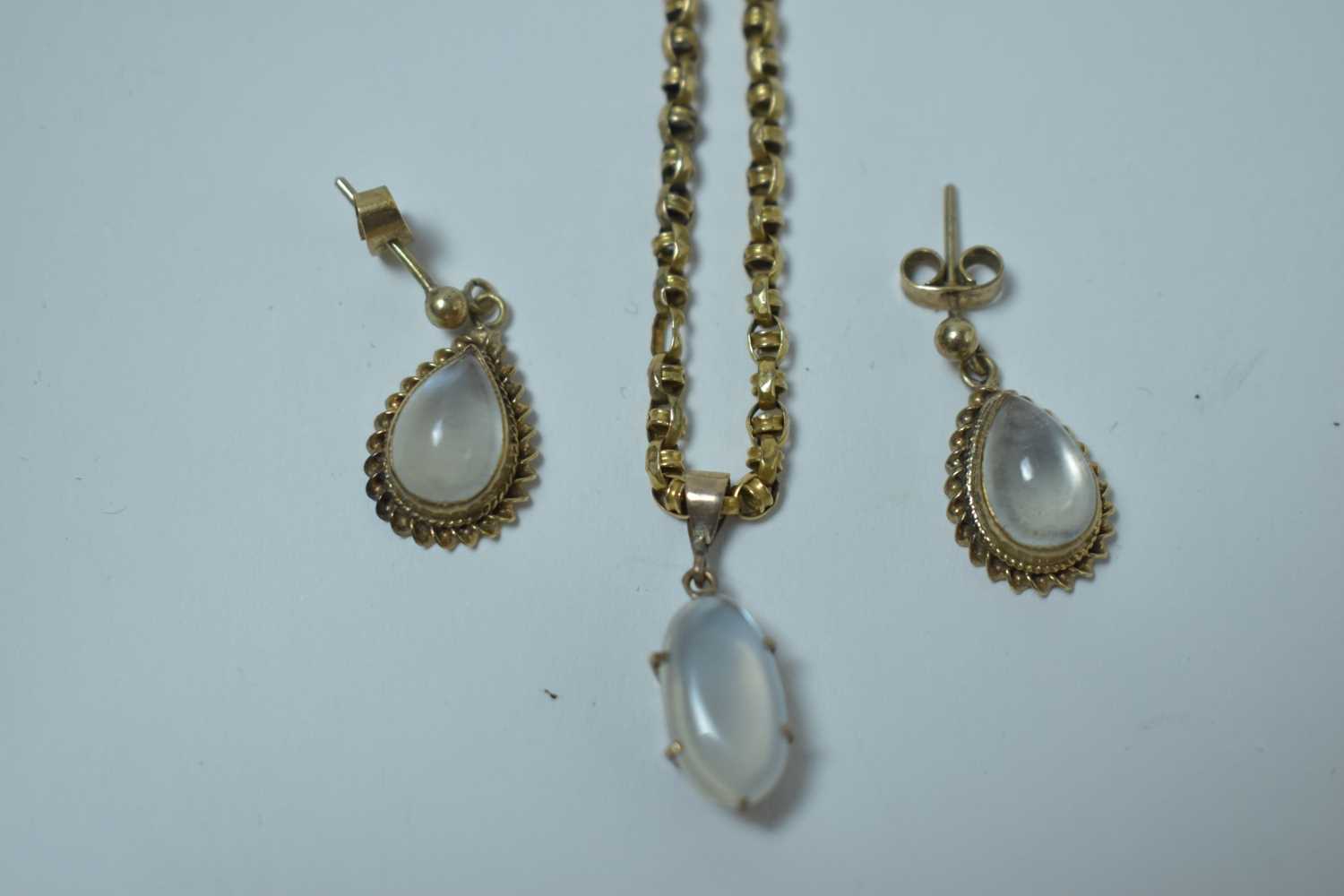 Lot 213 - Moonstone earrings and pendant