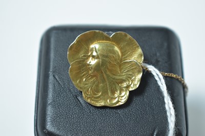 Lot 232 - A yellow metal French brooch
