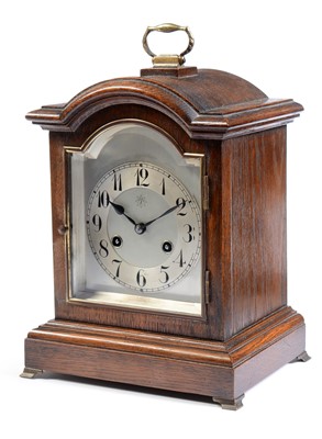 Lot 552 - An early 20th Century Jungens oak cased bracket clock.